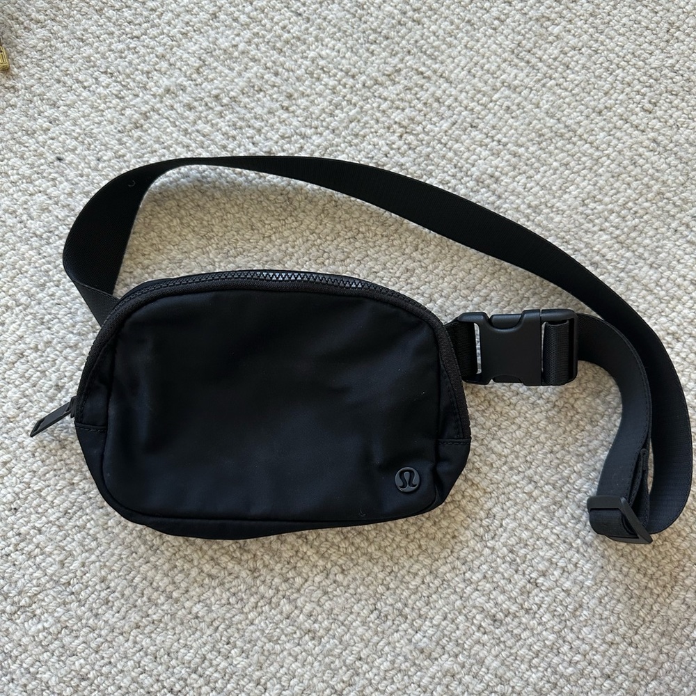 Lulu lemon everywhere belt bag in black